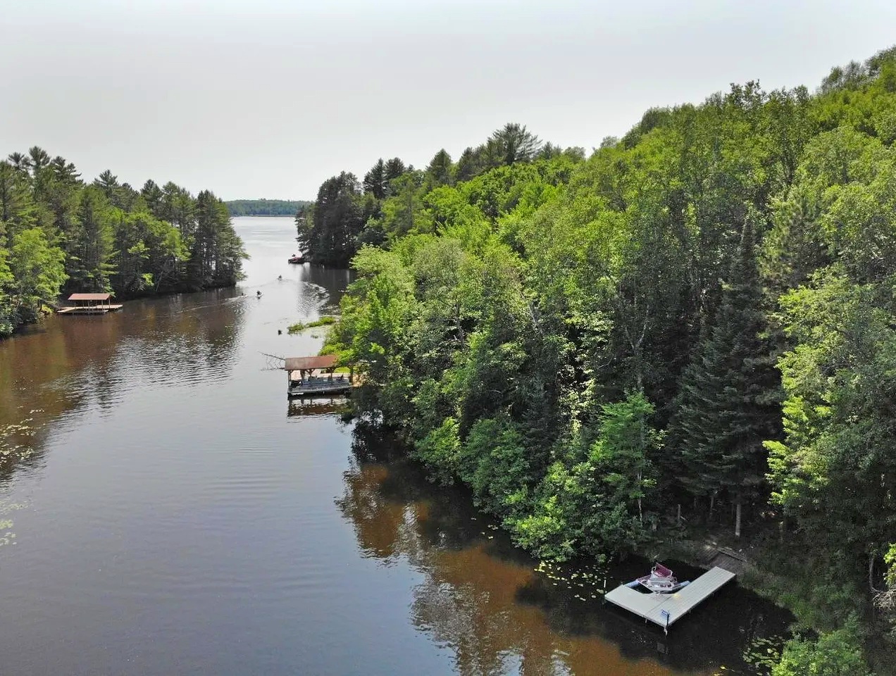 Aerial view of The Cub House waterfront and the surrounding Eagle River landscape
